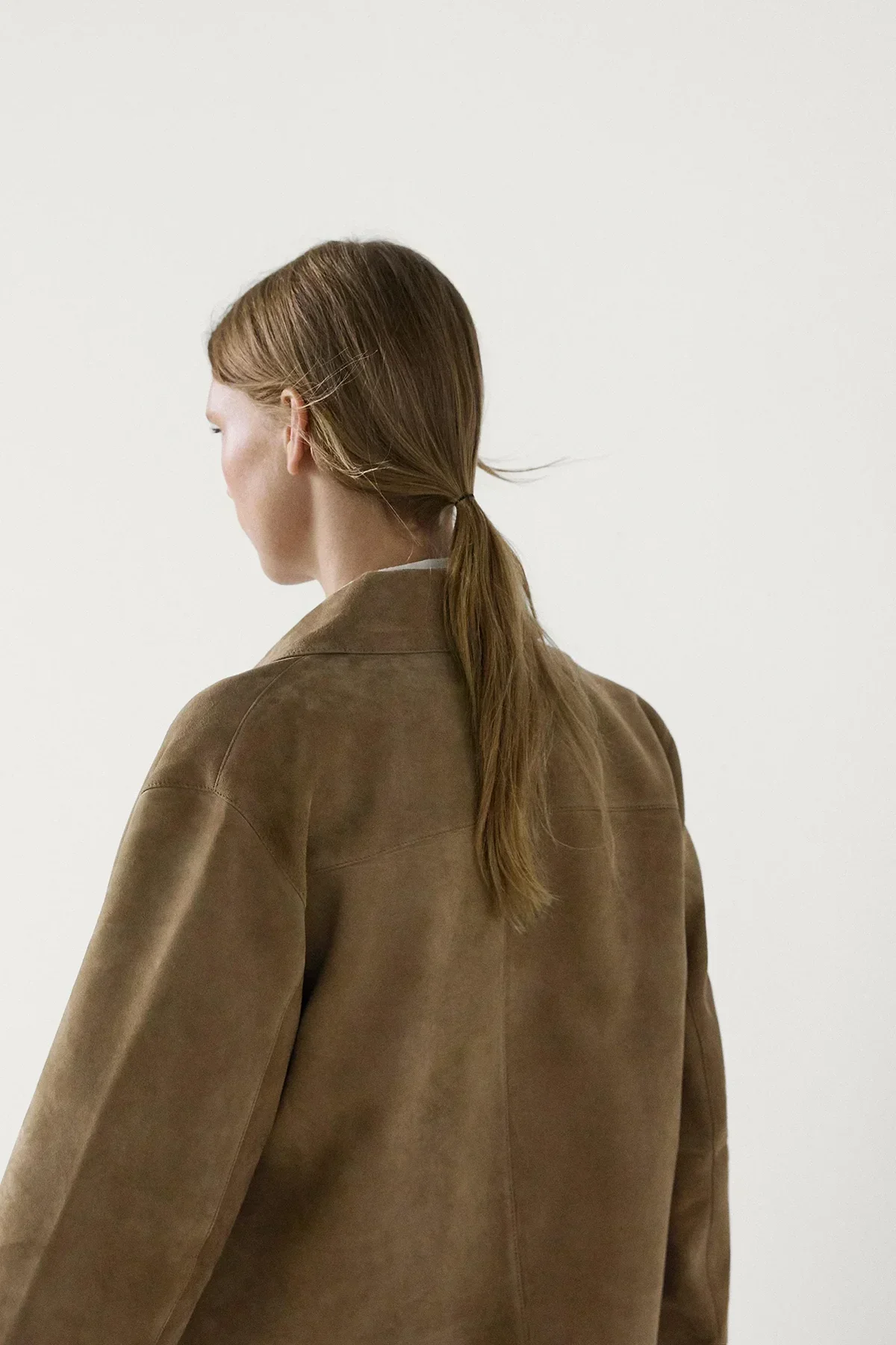 Veste Courte en Suédine | Beige Élégant | Minimalisme & Style Urbain – Image 2