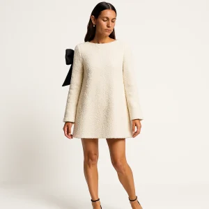 Robe Écrue Texturée | Coupe Droite & Détail Nœud | Élégance Minimaliste