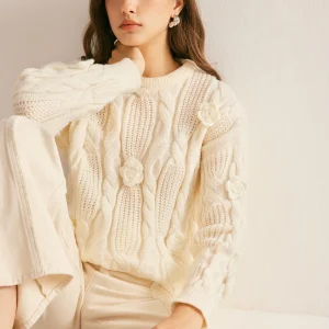 Pull Écru à Maille Torsadée & Fleurs 3D | Douceur Féminine | Tricot Texturé