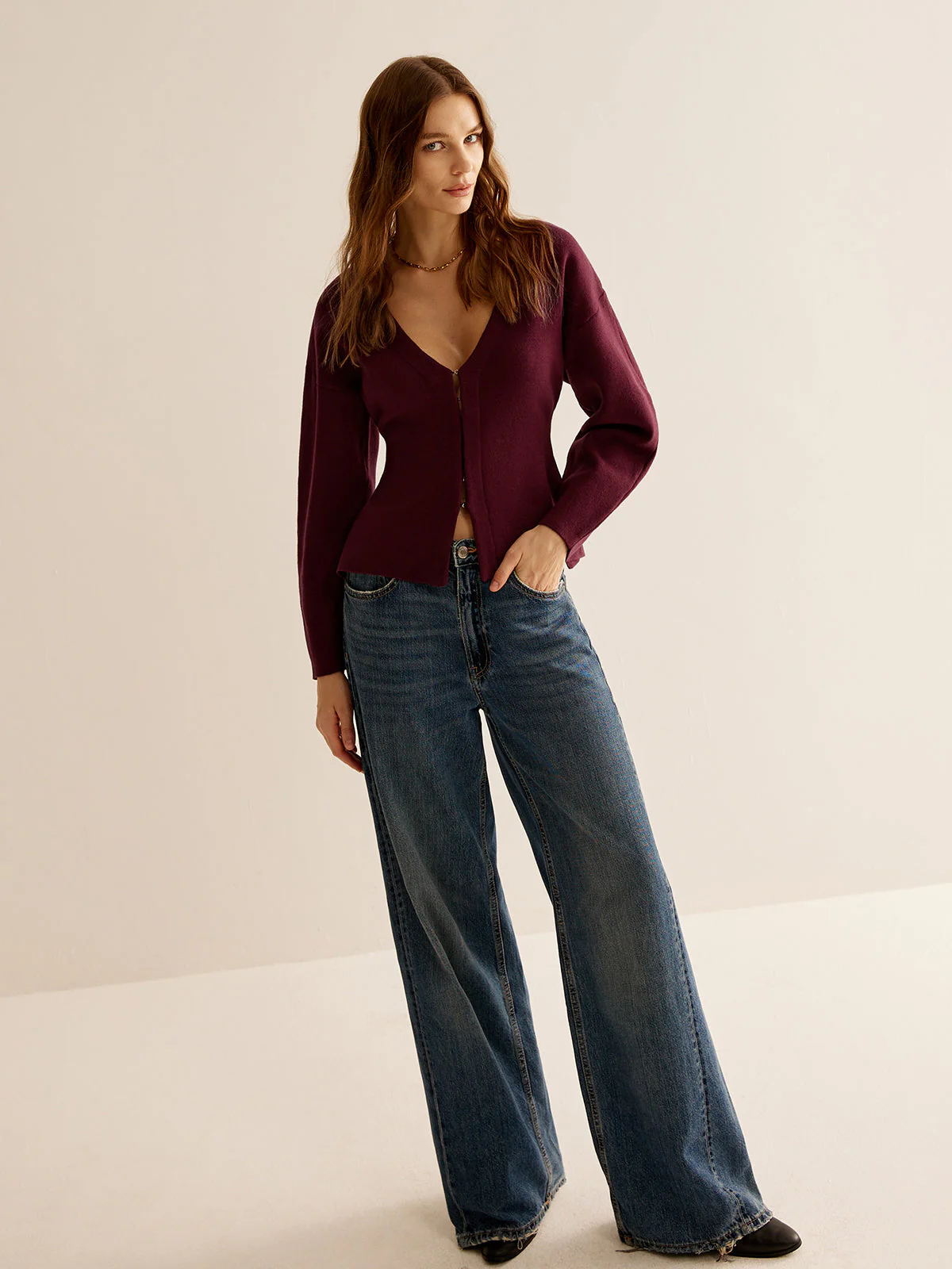 Cardigan | Minimalist V-neck | Chic and versatile – Image 4