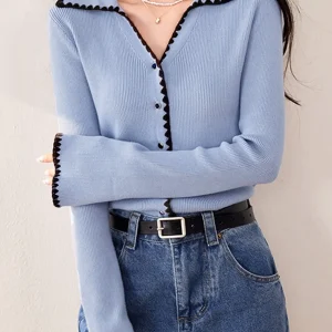 Cardigan Bleu Ciel | Détails Festonnés | Élégance Délicate et Moderne