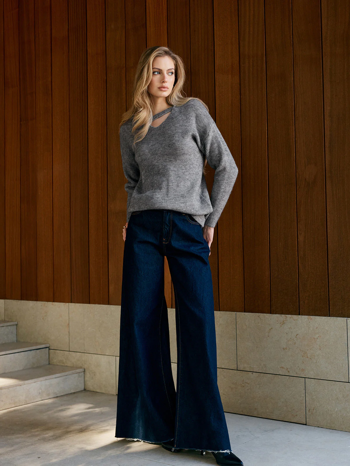 Pull Gris à Col Croisé | Maille Côtelée | Détail Moderne Décontracté – Image 2