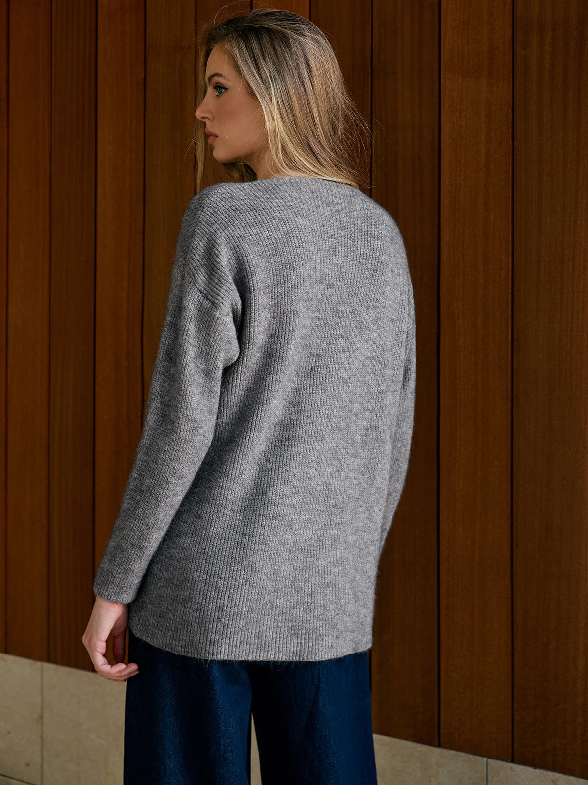 Pull Gris à Col Croisé | Maille Côtelée | Détail Moderne Décontracté – Image 6