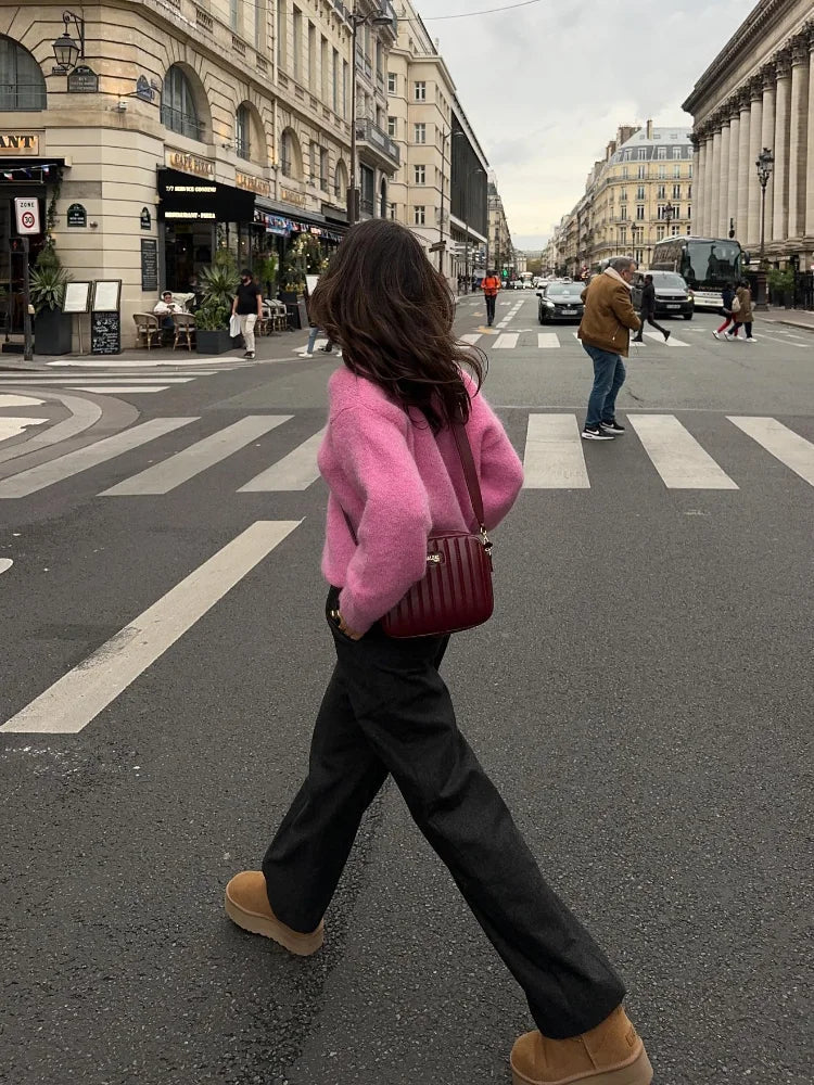Cardigan Rose Duveteux | Maille Douce | Coupe Courte et Féminine – Image 4