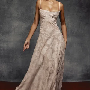 Robe Longue Nude | Jacquard Ton sur Ton | Élégante et Minimaliste